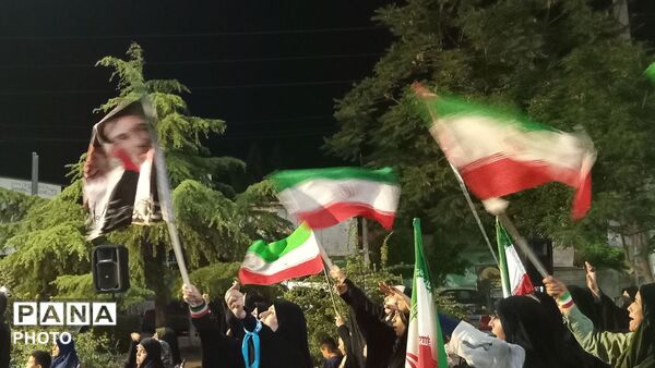 تجمع مردم شهر فردوسیه در دهه امامت در کنار شهدای گمنام