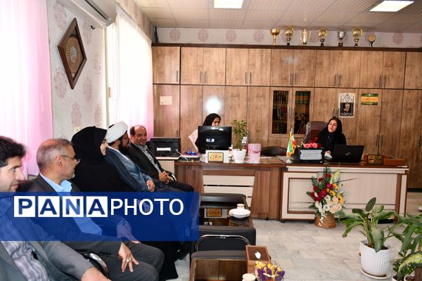 حضور امام جمعه، فرماندار و مدیر آموزش پرورش مه ولات در مدارس شهرستان