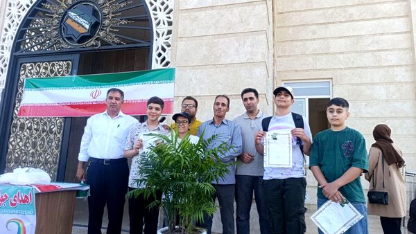 تجلیل‌ از دانش آموزان برتر دبیرستان پسرانه آوینی ۲ در سرای مهر و ادب 