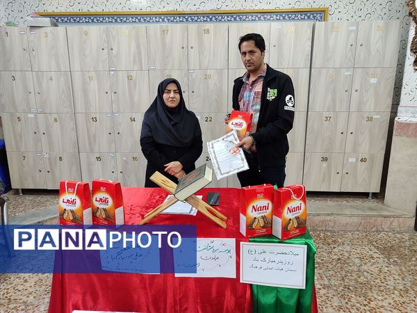 اهدای هدیه به معلمان به‌مناسبت میلاد حضرت علی (ع) و روز پدر در دبستان هیات امنایی فرهنگ