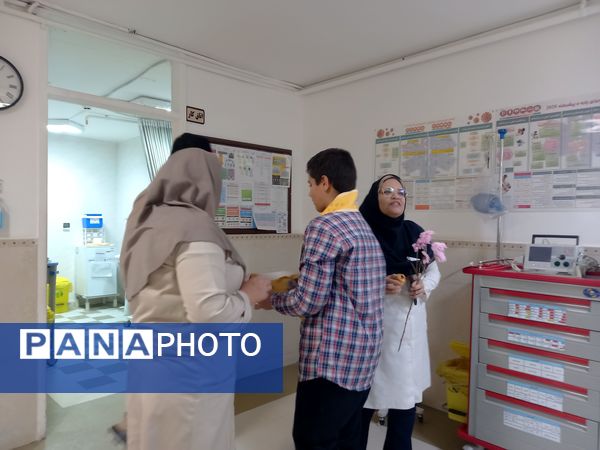 قدردانی پیشتازان دبیرستان باقریه از فرشتگان سفیدپوش در بیمارستان موسی بن جعفر(ع)