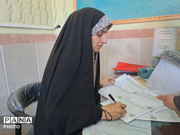 تحویل کارنامه دانش‌آموزان در مدرسه سید میرزایی