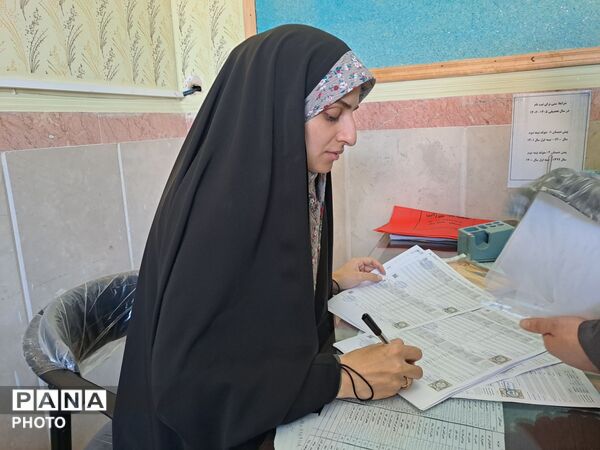 تحویل کارنامه دانش‌آموزان در مدرسه سید میرزایی