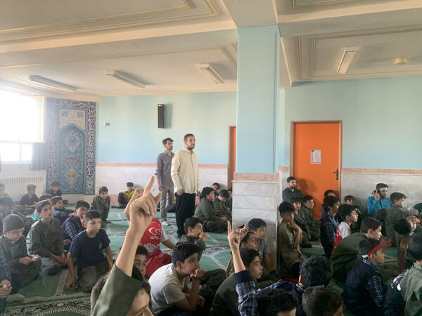 نشست صمیمی پلیس با دانش‌آموزان مدرسه شهدای غزه قم