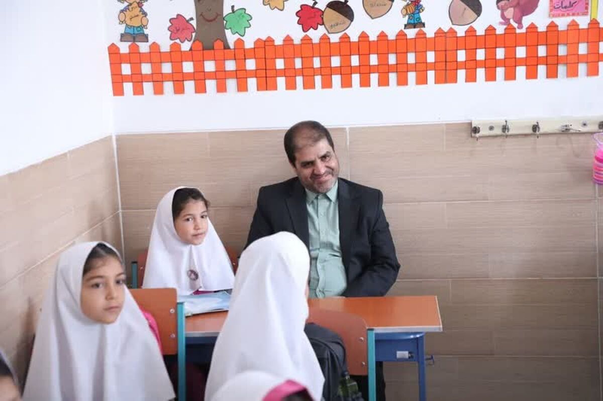 نشستن پشت نیمکت‌ها، یادآور عظمت جایگاه معلم است