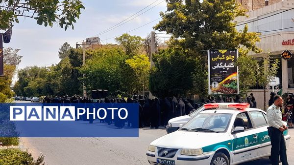 حضور مردم شهرستان نیم‌ور و محلات در پیاده‌روی جاماندگان اربعین