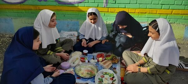 صبحانه سالم به مناسبت هفته سلامت در مدرسه ربابه هاشمیان یزدی شیروان