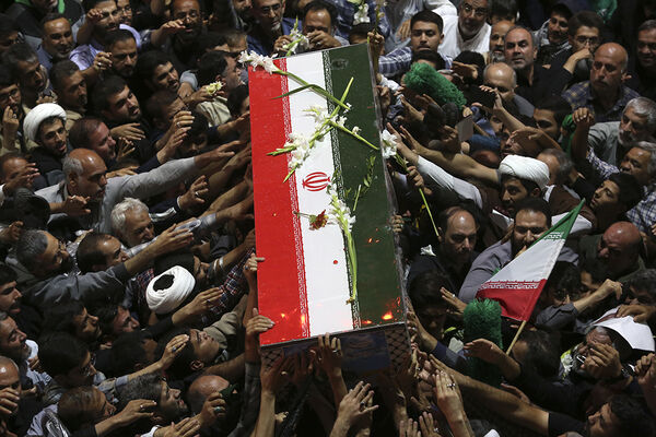 جلوه‌هایی از مراسم وداع با پیکر سردار شهید «نیلفروشان» در قم