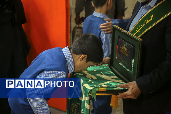 ادای احترام کودکان استثنایی قم به پرچم حرم نورانی حضرت معصومه(س)