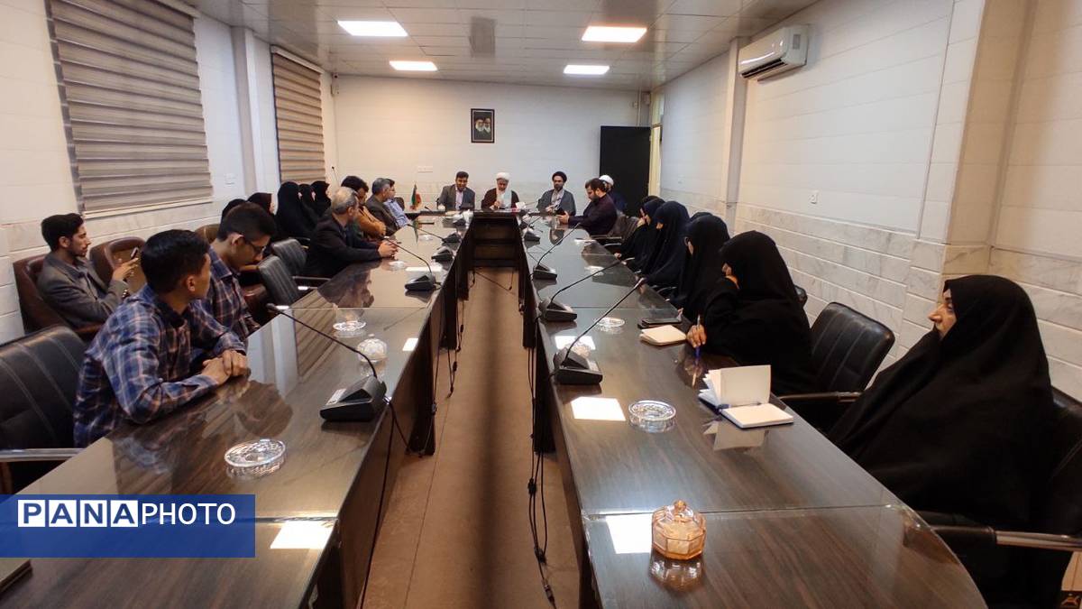 دیدار کادر آموزشی مدارس و دانش‌آموزان با امام جمعه شهرستان ساوه