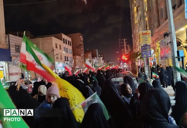 حضور دانش‌آموزان و کودکان فردیسی در راهپیمایی شبانه «جنگ رمضان»