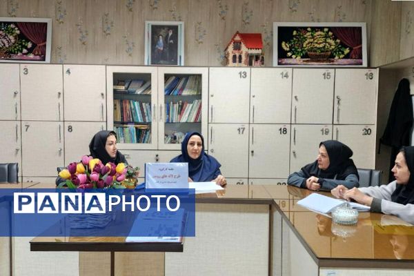 اجرای طرح «لاله‌های روشن» در دبیرستان هیات امنایی فرزانگان با هدف ترویج فرهنگ ایثار