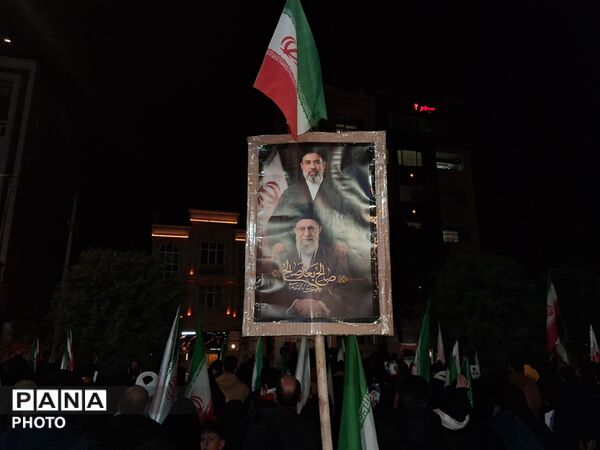 حماسه سازی مردم نیشابور در بیستمین شب از راهپیمایی های مردمی بلوار فضل 