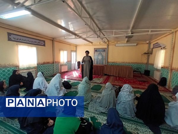 نماز جماعت در دبیرستان میرزا جعفر سروقد مشهد مقدس 