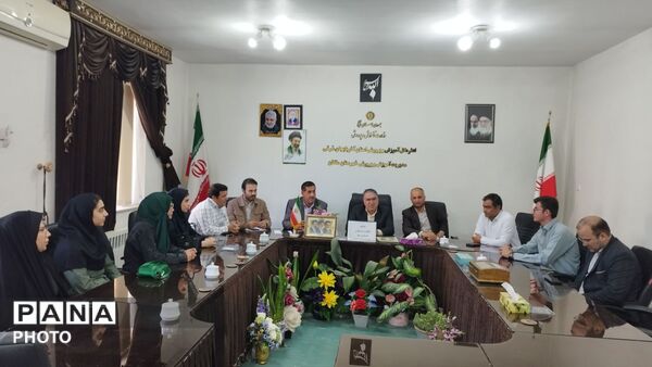 تقدیر از دانش آموز خبرنگاران ملکان توسط مدیر آموزش و پرورش