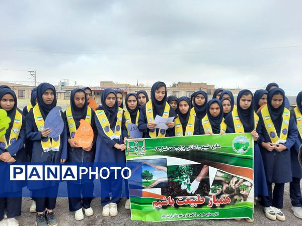 در هفته درختکاری دبیرستان دخترانه فدک تربت جام سرسبزتر شد