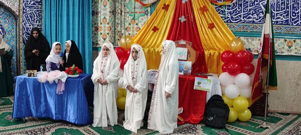 تقسیم مهربانی ها در روز نیکوکاری با حضور مسئولین در مدارس ملارد 