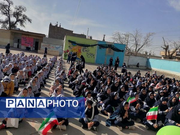  مراسم پیروزی انقلاب در مدرسه ناهید نخودی 