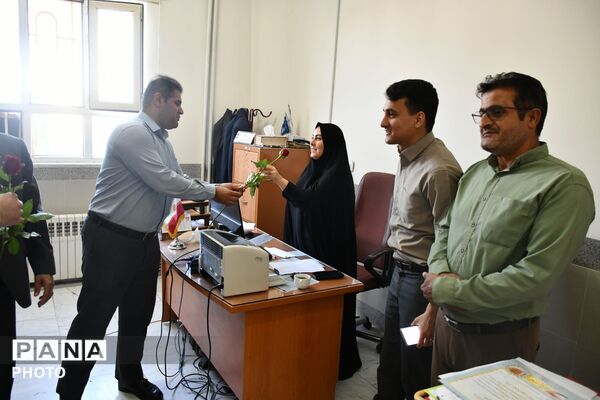 تقدیر مدیر آموزش و پرورش مه‌ولات از کارکنان اداری به مناسبت روز کارمند