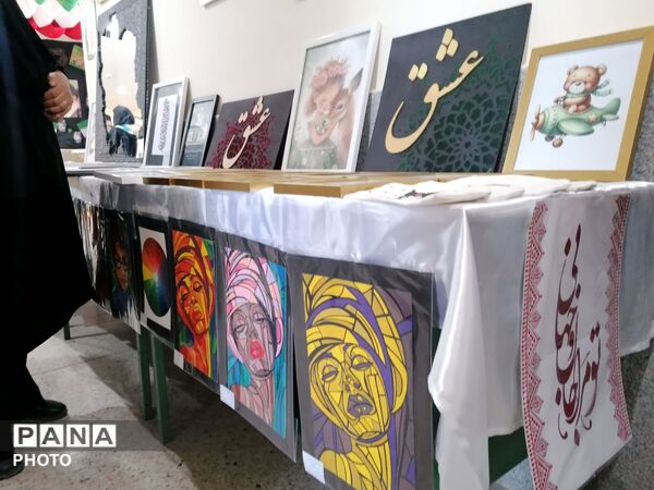 افتتاح نمایشگاه دست سازه‌های هنری در هفته مشاغل
