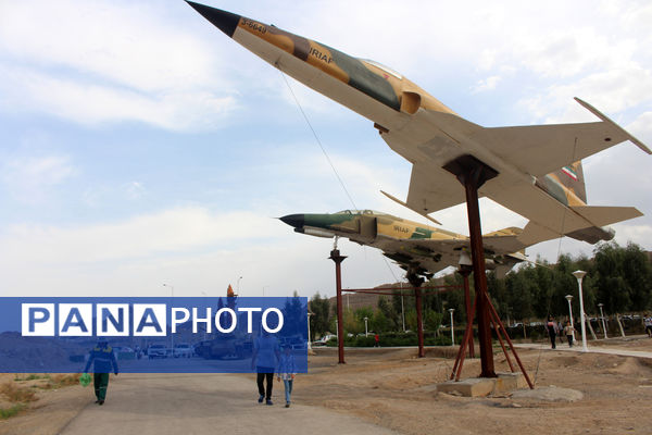 حضور گردشگران روز طبیعت در محوطه باغ‌موزه دفاع مقدس قم