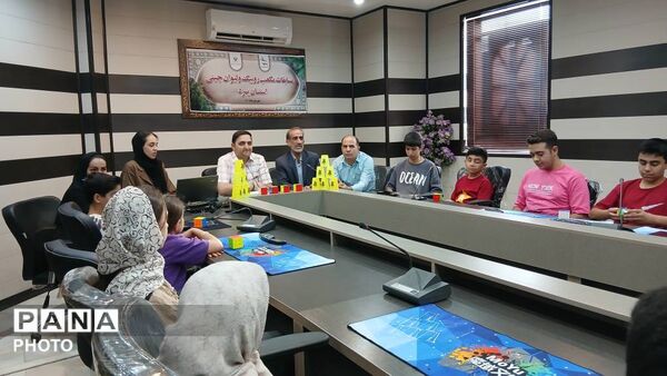 رقابت نفس‌گیر دانش‌آموزان یزدی در مسابقات مکعب روبیک و لیوان‌چینی