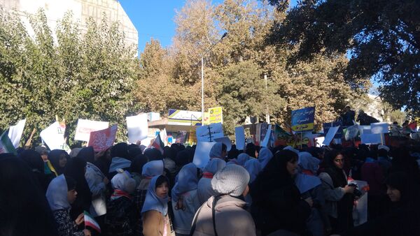 حضور پرشور دانش‌آموزان در راهپیمایی روز ۱۳ آبان