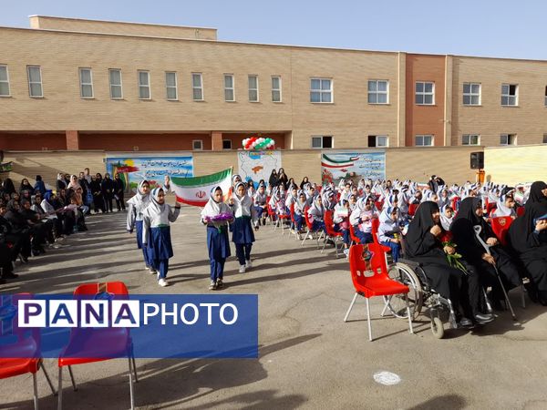 آیین نواخته شدن زنگ مهر در مدرسه شهدای بار فروش با حضور مسئولان استان و شهرستان کاشان