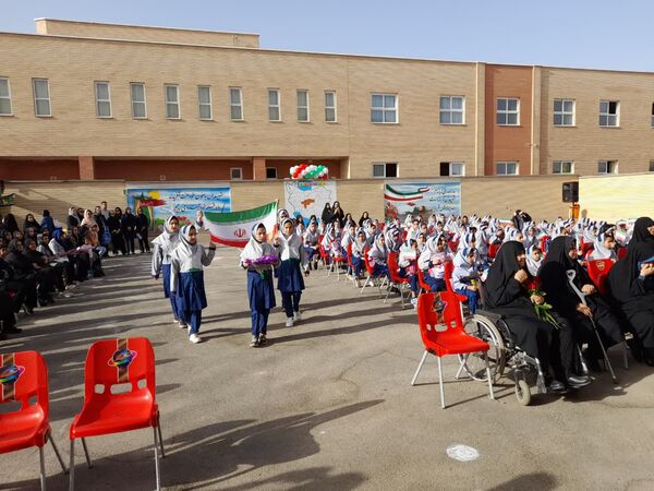 آیین نواخته شدن زنگ مهر در مدرسه شهدای بار فروش با حضور مسئولان استان و شهرستان کاشان