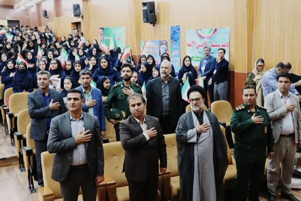 تجمع دانش‌آموزان آموزشگاه‌های شمال غرب شیراز در روز دانش‌آموز