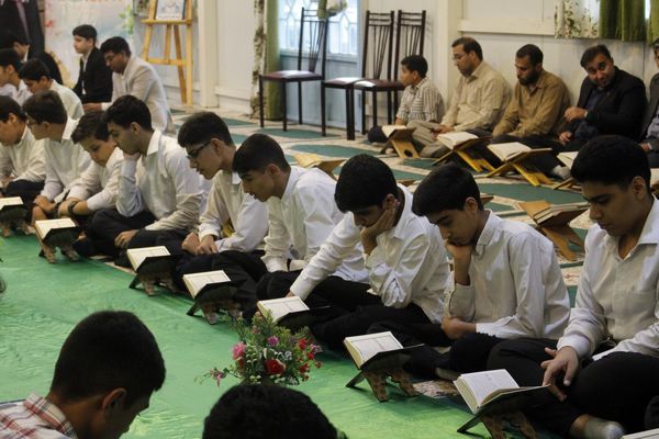 بزرگترین محفل انس با قرآن و افطاری دانش‌آموزان مدارس غیردولتی و هیات‌امنایی همزمان با سراسر کشور