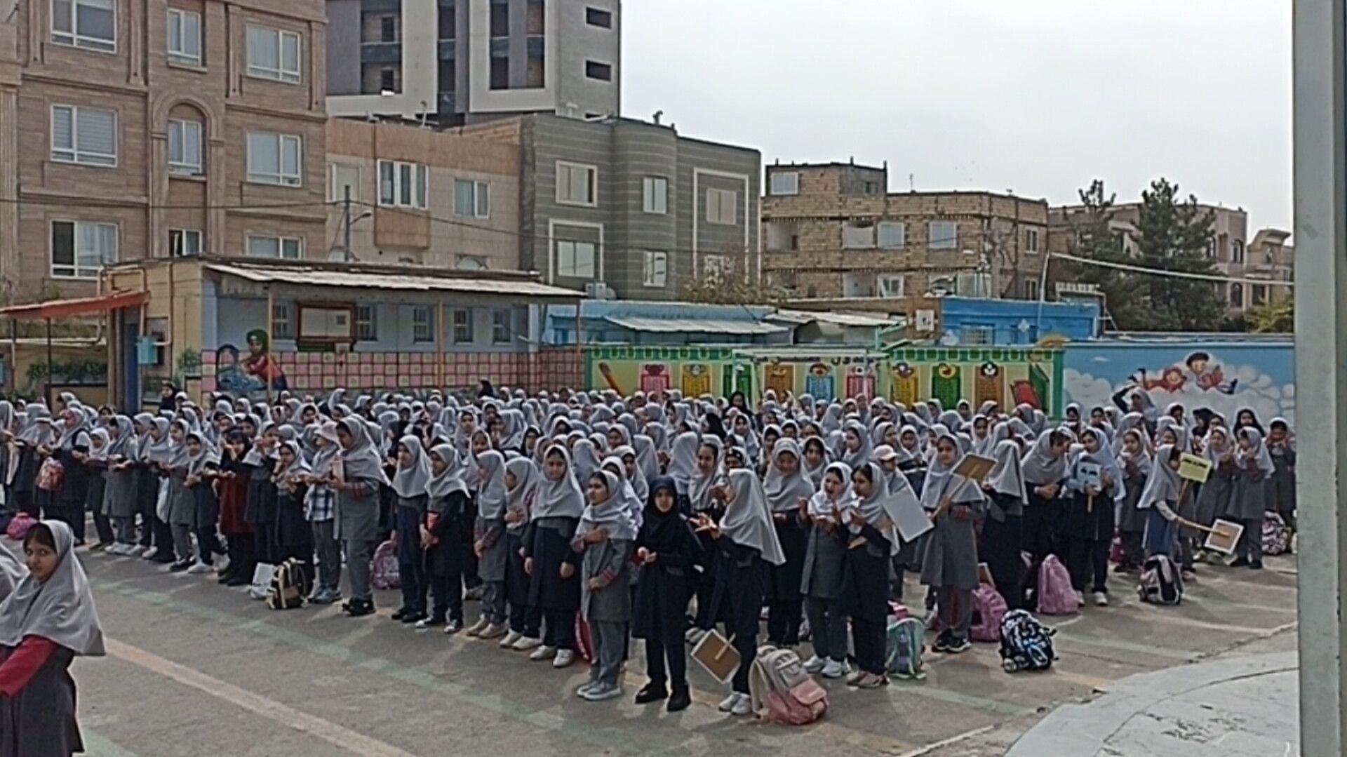 حال و هوای دانش‌آموزان در آغاز سال تحصیلی در دبستان نیایش ۲ 