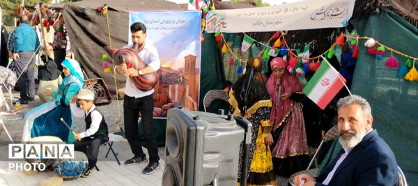 برپایی نمایشگاه دستاوردهای دانش آموزان ابتدایی و عشایری خاتم 