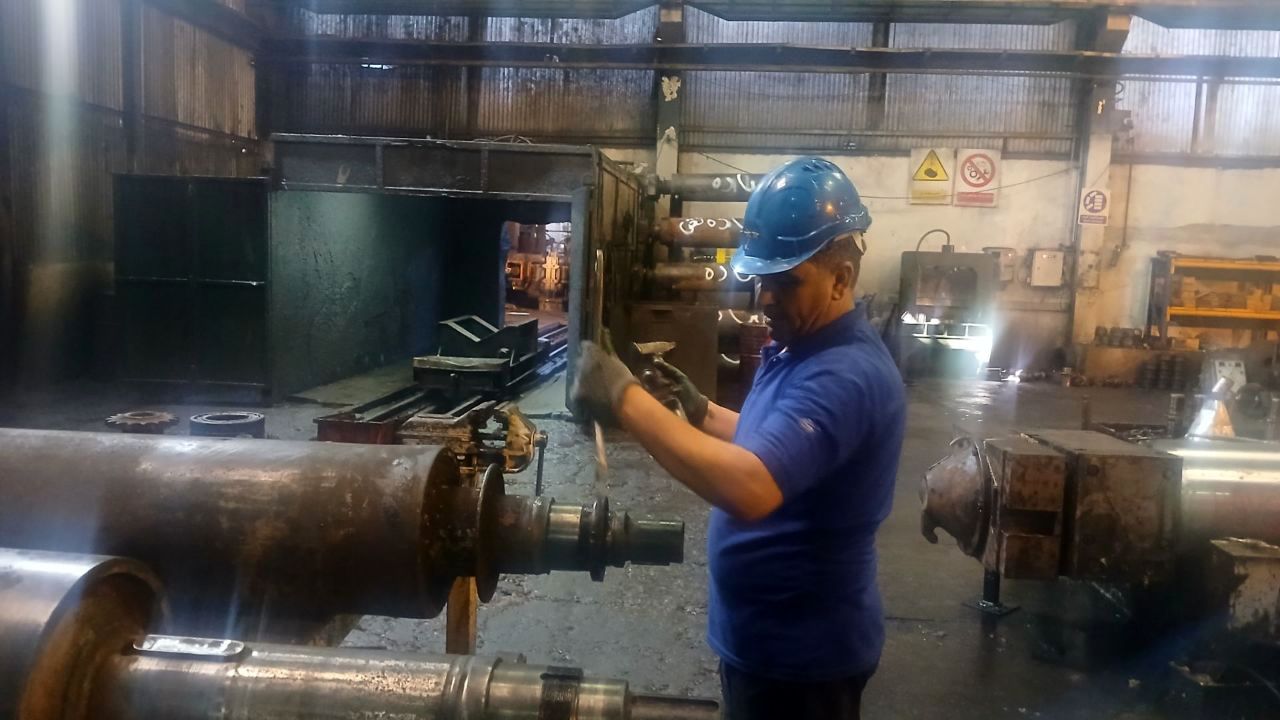 کارگر کسی است که ایده ها را به واقعیت تبدیل می کند 