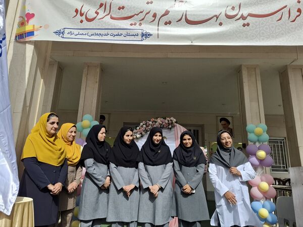جشن شکوفه ها در دبستان مصلی نژاد