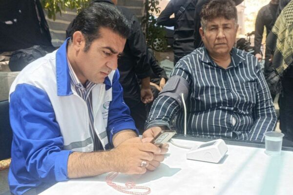 بدرقه پرشور زائران کربلا با نوای گروه سرود نسیم صبا در موکب ابوالفضل (ع)
