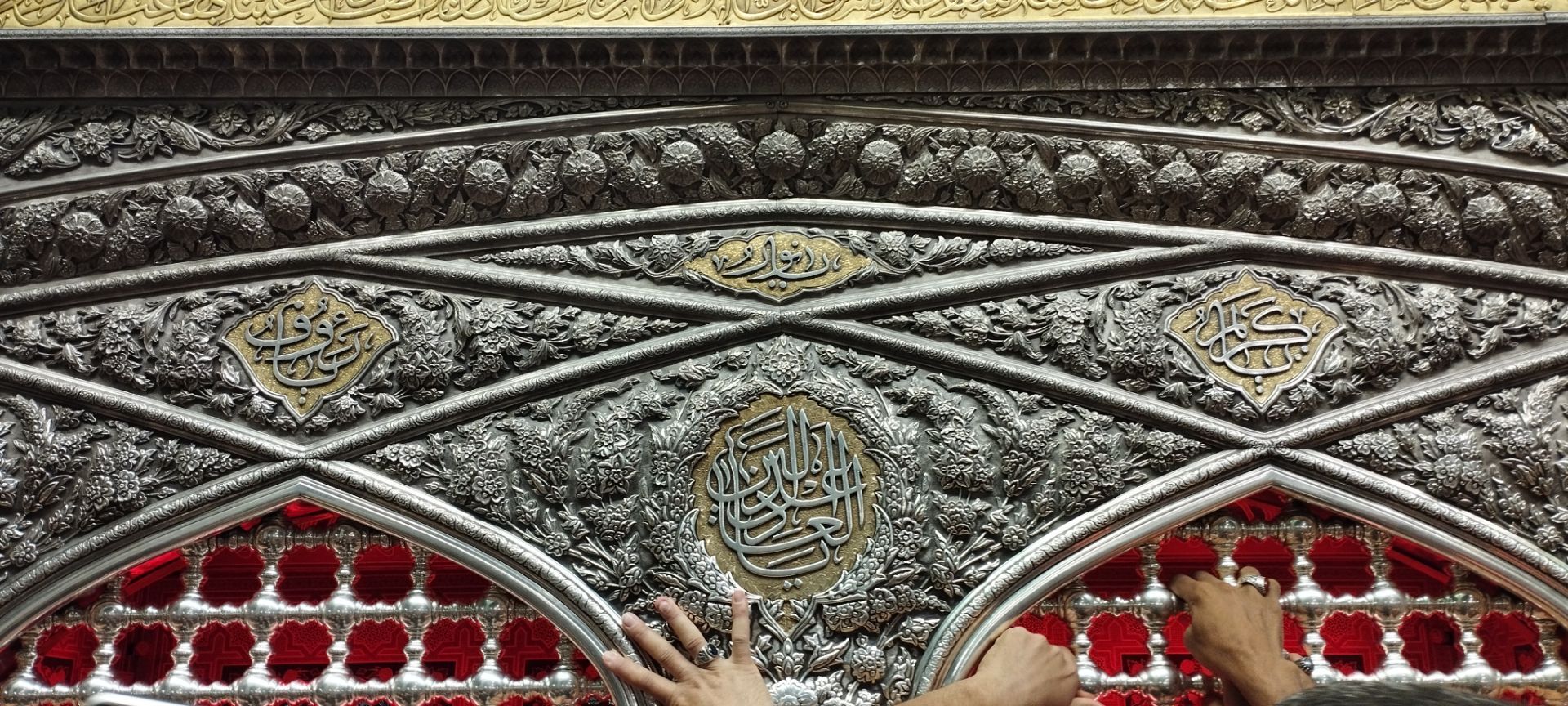آماده سازی حرم مطهر امام رضا علیه‌السلام برای تشییع رهبر شهید