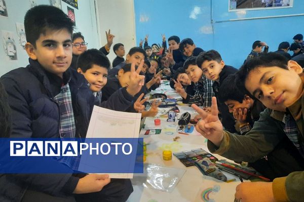 برپایی نمایشگاه دستاوردهای خلاقانه و نقاشی همگانی در دبستان شهید چمران ناحیه دو شهرری 