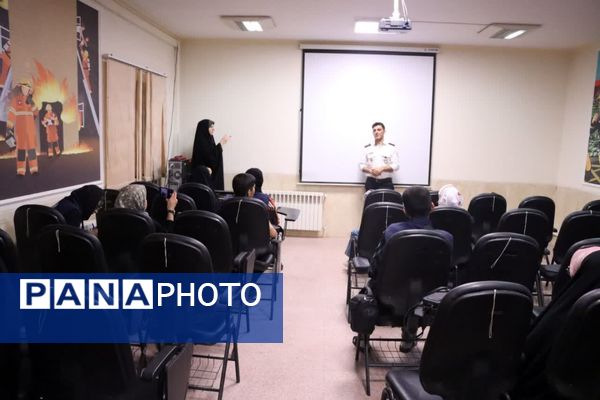 بازدید خبرنگاران پانا ناحیه یک و دو یزد از مرکز شماره ۹ آتشنشانی یزد