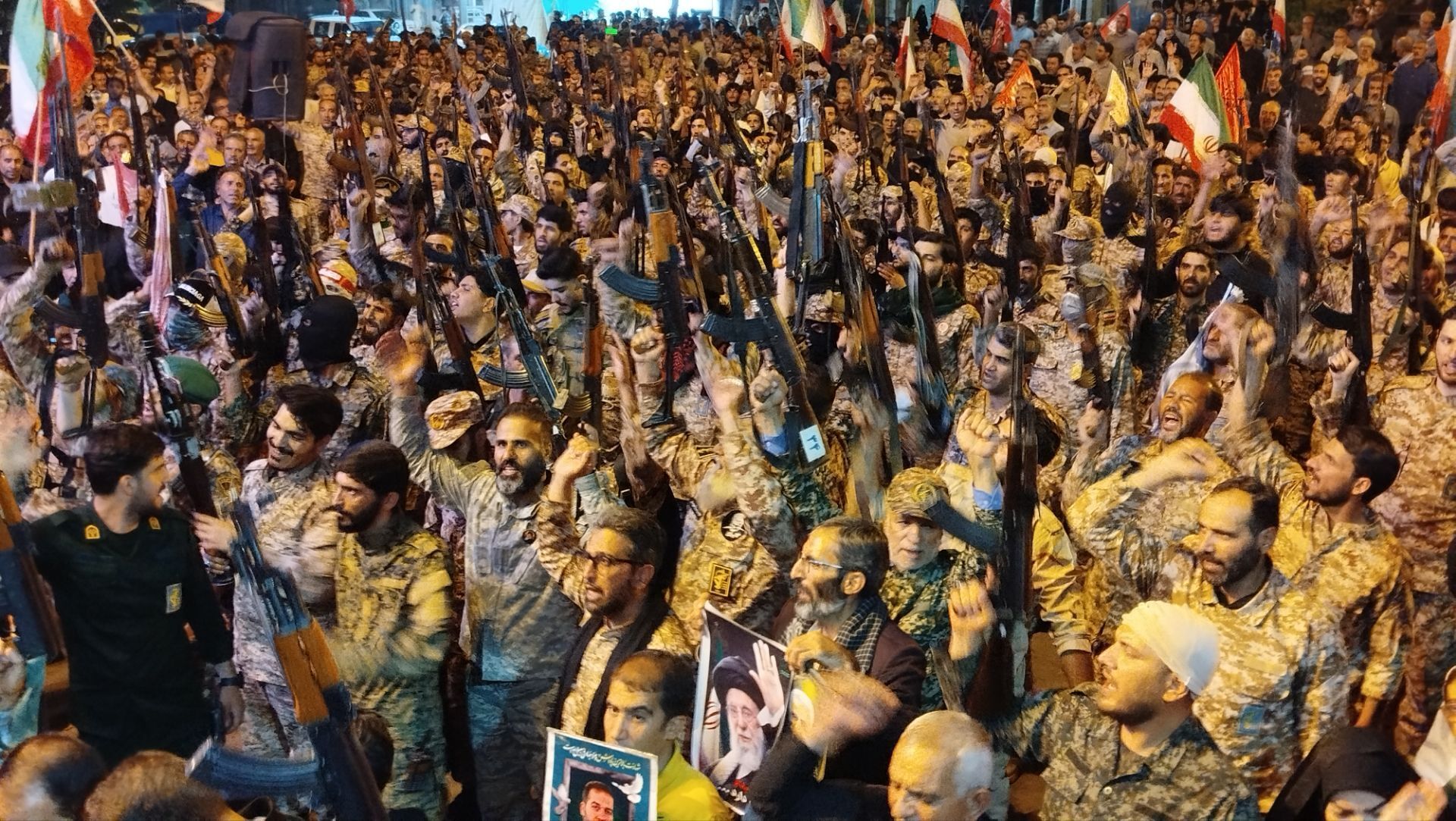 طنین دوباره «لبیک یا خامنه‌ای» در صد و چهل و دومین شب نورآباد 