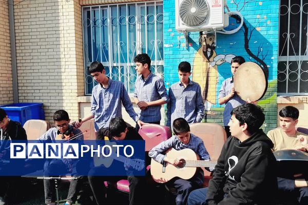 جشن آواها به‌مناسبت دهه فجر در دبیرستان هاشمی رفسنجانی ناحیه 4