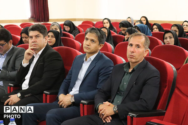 تقدیر از منتخبین حوزه ابتدایی توسط مدیر کل آموزش پرورش 
