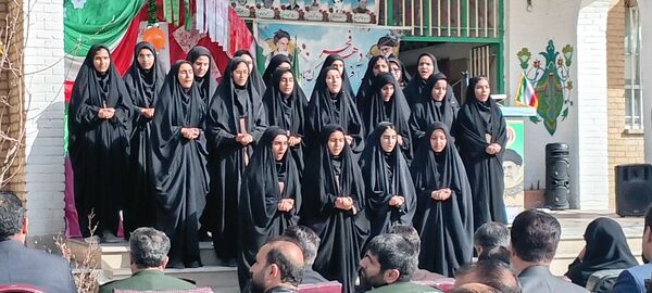 گرامیداشت سالگرد انقلاب با نواختن زنگ در دبیرستان دخترانه شاهد