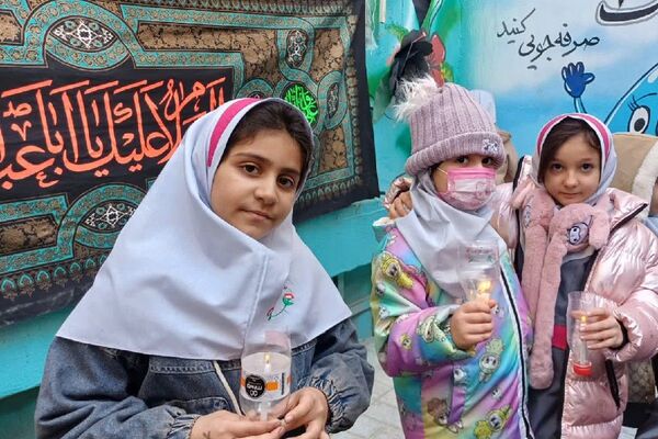 ایستگاه صلواتی در دبستان سارا، میزبان دل‌های کوچک در سوگ حضرت فاطمه(س) بود