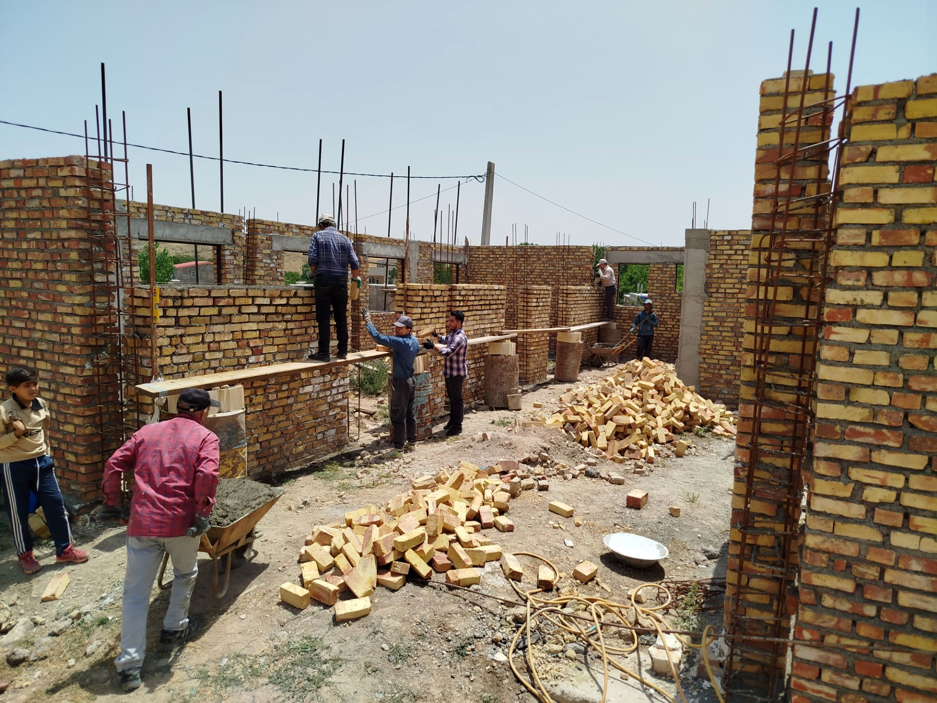 حرکت در مسیر خدمت خالصانه؛ از میز اداری تا دلِ کارگاه مدرسه‌سازی