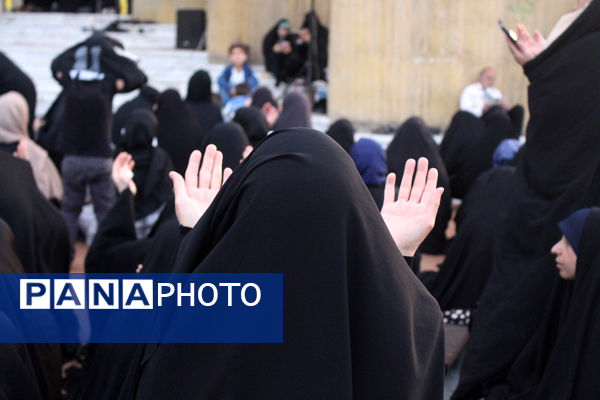 زمزمه عاشقانه دعای عرفه در یادمان 14 شهید گمنام کوه خضر نبی(ع)