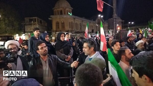 یک تجمع شلوغ با جواد قارایی