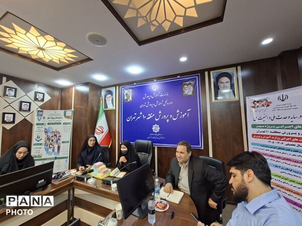 آیین تقدیر از دانش آموز خبرنگاران منطقه ۱۰ تهران 