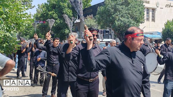 خیابان امام در روز تاسوعای حسینی حال و هوای دیگری میدهد 