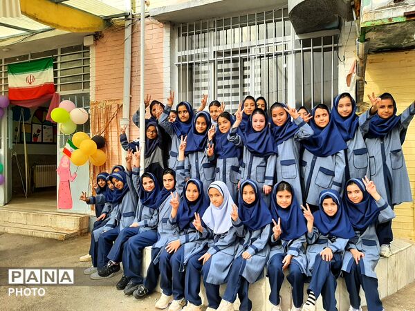 بازارچه کارآفرینی دانش‌آموزان شهید جواهری۲ 